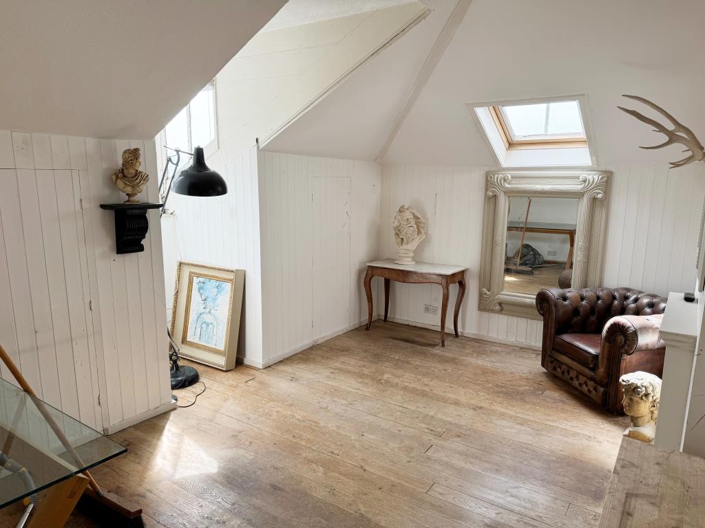 Lot: 32 - TOWN CENTRE FLAT FOR IMPROVEMENT WITH PARKING - Living room inside the flat